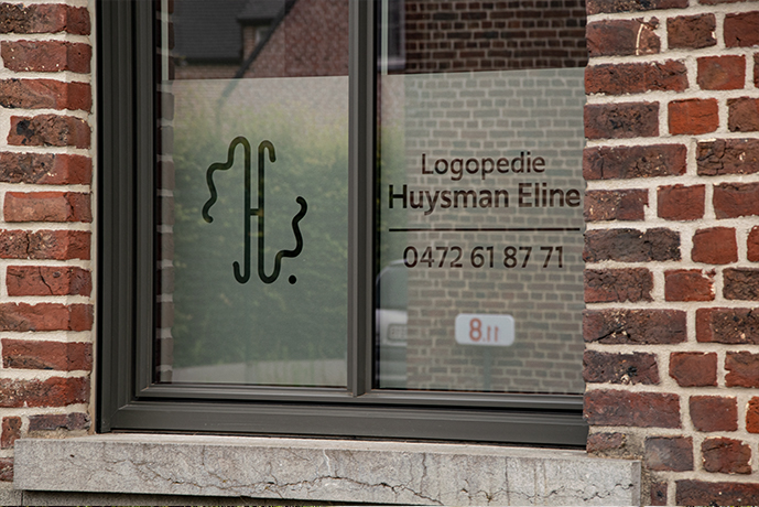 belettering melkglas zandstraalfolie logo gegevens