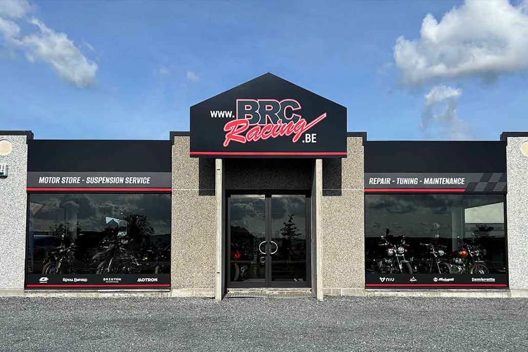 Gevelaankleding met panelen en stickers