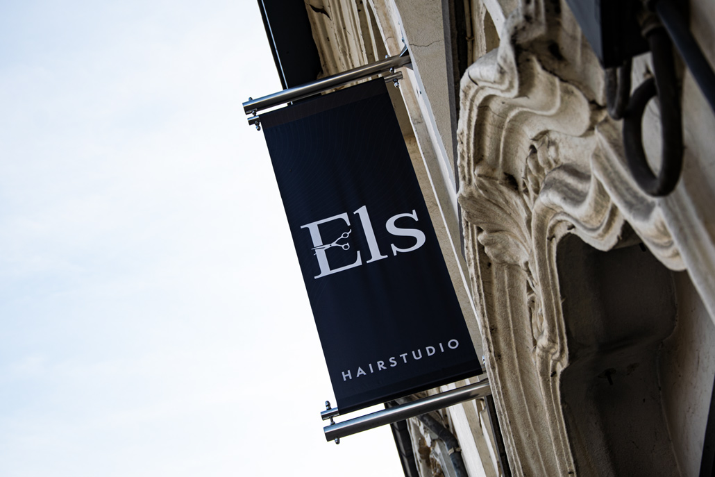 gevelbanner haaks op muur kapsalon