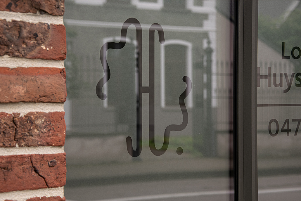 logo zandstraalfolie raambelettering